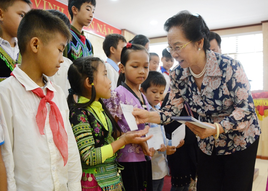 Bà Nguyễn Thị Doan – Chủ tịch Hội Khuyến học Việt Nam trao học bổng cho con em đồng bào dân tộc thiểu số